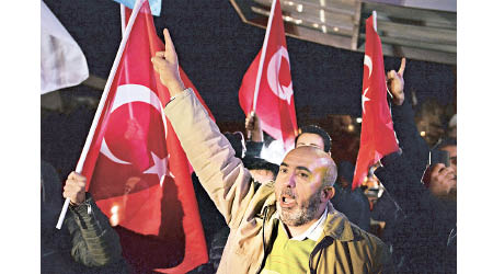 土耳其的示威者高呼反美的口號。（美聯社圖片）