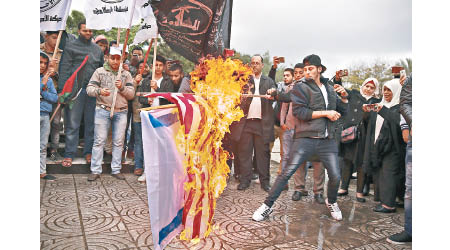加薩的示威者焚燒美國及以色列的國旗。（美聯社圖片）