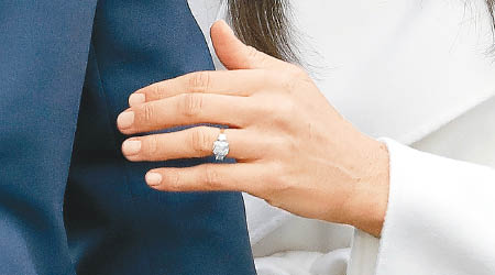 不少人希望珠寶公司為他們複製哈利送給梅根的訂婚戒指。（資料圖片）