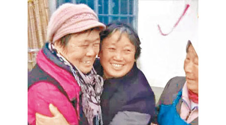 沈八妹（左）與獲救村民互相擁抱。（互聯網圖片）