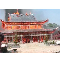 塔前的寺廟亦受火勢波及。（互聯網圖片）