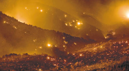 加州山火仍未受控。（美聯社圖片）