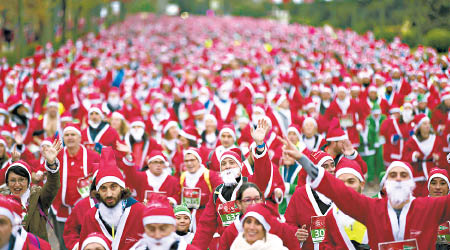 多名跑手以聖誕老人裝扮參加慈善跑步競賽。（美聯社圖片）