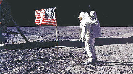 太空人將美國國旗插在月球表面。（資料圖片）
