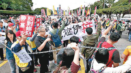 台灣民眾近年屢舉行示威抗議政府施政。（資料圖片）