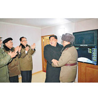 金正恩（右二）早前與官員慶祝新型洲際導彈試射成功。