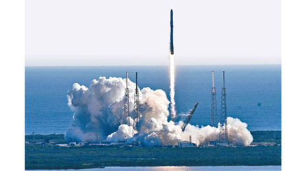 無人貨運飛船「龍」由SpaceX「獵鷹9號」火箭搭載升空。（美聯社圖片）