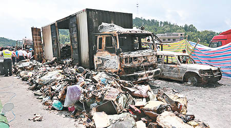 當日發生大爆炸，多輛車被燒成廢鐵。（資料圖片）