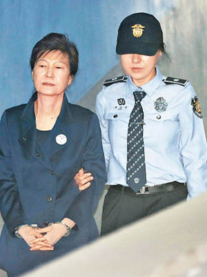 朴槿惠（左）被彈劾下台。（資料圖片）