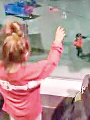 女童隔空跟停機坪上的地勤人員「鬥舞」。（互聯網圖片）