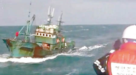 南韓海警執行打擊中國漁船非法捕撈任務。（互聯網圖片）