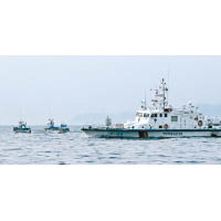 南韓警備船（右）驅趕中國漁船。（互聯網圖片）