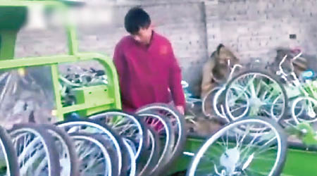 酷騎員工被拖欠薪金，無奈下把單車車輪變賣換錢。（互聯網圖片）