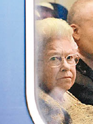 英女王不時乘搭平民火車出行。（資料圖片）