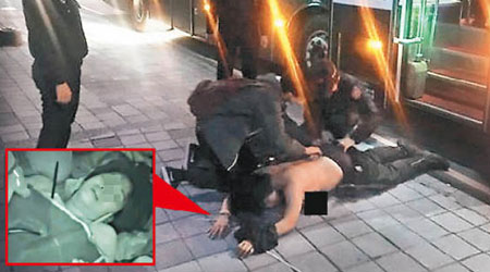 有女示威者上身赤裸，被警方壓制在地面。（互聯網圖片）