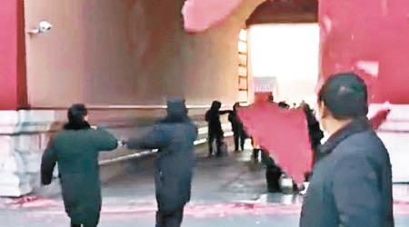 北京故宮外牆石屎剝落，險砸中遊客。