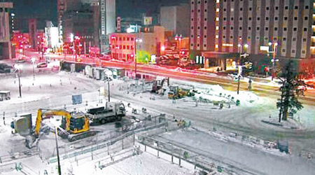 北海道受寒流侵襲，路面披上銀裝。（電視畫面）
