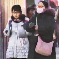 札幌街上有民眾穿上厚衣保暖。