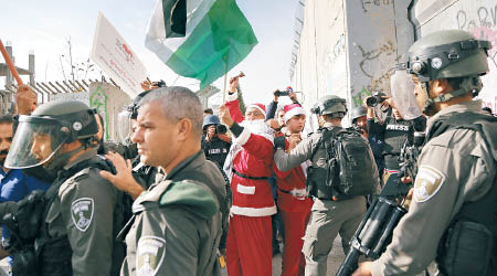 大批巴人青年穿上聖誕老人裝束，與以軍對峙。（美聯社圖片）