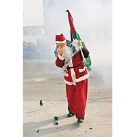 催淚煙噴向扮成聖誕老人的巴人。（美聯社圖片）