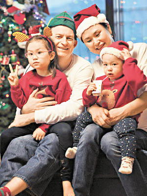 凱利（後左）上載全家福祝賀民眾。（互聯網圖片）