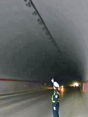 隧道因沒有照明而漆黑一片，易生意外。（互聯網圖片）