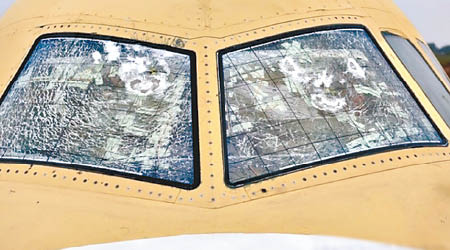 客機擋風玻璃外層「粉碎性」破壞。