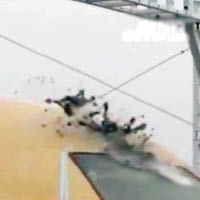 客機高速滑行，將無人機撞至「粉身碎骨」。（互聯網圖片）
