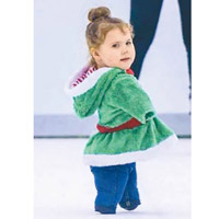 艾倫戴上義肢，與家人到溜冰場歡度聖誕。（互聯網圖片）
