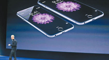 蘋果公司行政總裁庫克當年在發布會介紹iPhone 6。