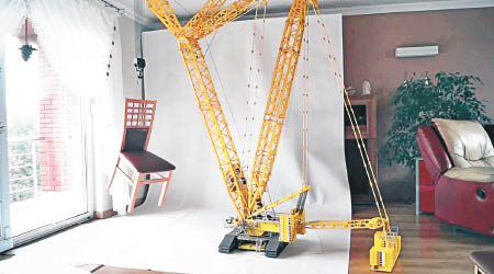 起重機展示出令人驚嘆的負重能力，成功吊起一張木椅。（互聯網圖片）