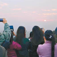 台南民眾舉機拍攝元旦曙光。（互聯網圖片）