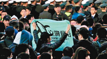 台灣總統府外有民眾示威，台獨分子高舉橫額。（中時電子報圖片）