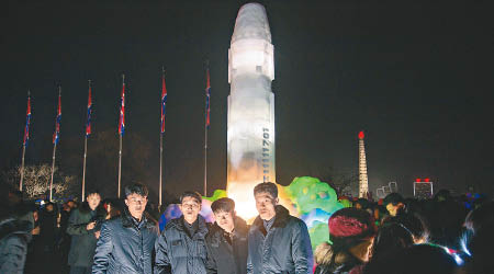 民眾站在「火星15洲際彈道導彈」冰雕前拍照。