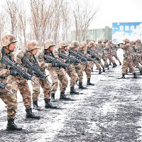 官兵冒雪展開實彈實裝訓練。（互聯網圖片）