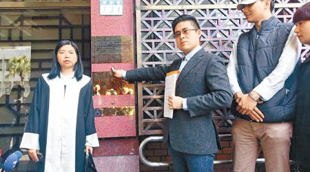 王炳忠（左二）到台北地檢署控告兩台媒共三人加重誹謗。（中時電子報圖片）