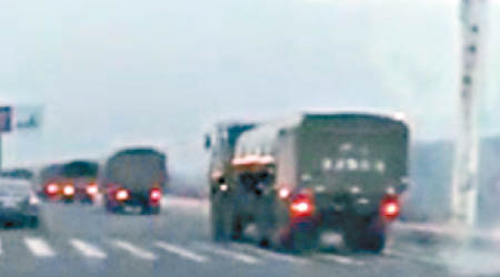 中國軍車被拍到駛向中朝邊境。（互聯網圖片）