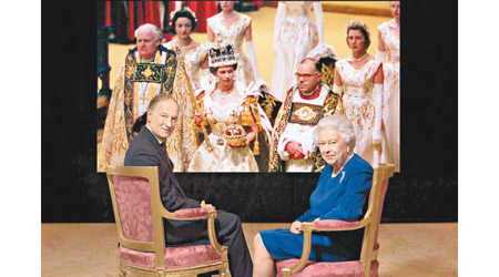 英女王（右）將罕有地在BBC紀錄片中透露當年加冕時的心情。（互聯網圖片）