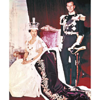 英女王（左）當年戴上皇冠加冕。圖右為菲臘親王。