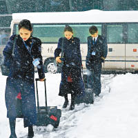 合肥空姐在積雪的道路上舉步維艱。（中新社圖片）