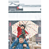 江蘇<br>南京民眾在大雪天氣下外出。