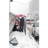 安徽<br>一個巴士站上蓋被暴雪壓塌（圖）。（互聯網圖片）