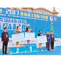 李文杰（右三）在去年青島馬拉松賽事獲季軍。（互聯網圖片）