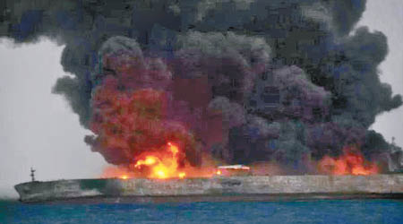 涉事巴拿馬籍油船起火，冒出大量濃煙。（互聯網圖片）