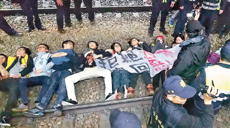 反對勞基法的示威者躺臥路軌抗議。（宋江誠攝）