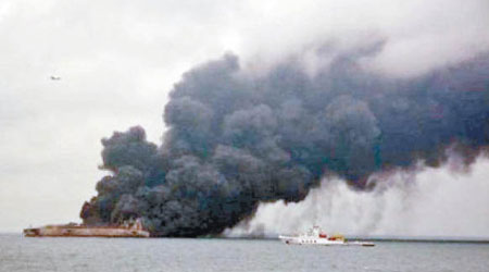 巴拿馬油船起火，黑煙沖天。（互聯網圖片）
