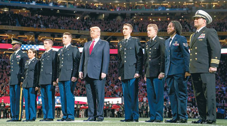 特朗普（中）出席美式足球賽儀式。