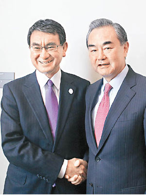 日本外相河野太郎早前與中國外長王毅（右）會晤。（資料圖片）