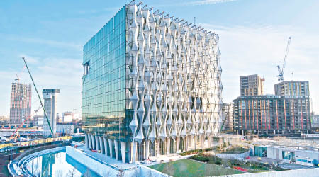 新使館<br>新使館位於泰晤士河南岸，設計現代化。