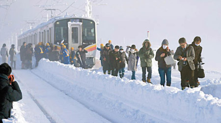 部分人在大雪下自行離開。（美聯社圖片）